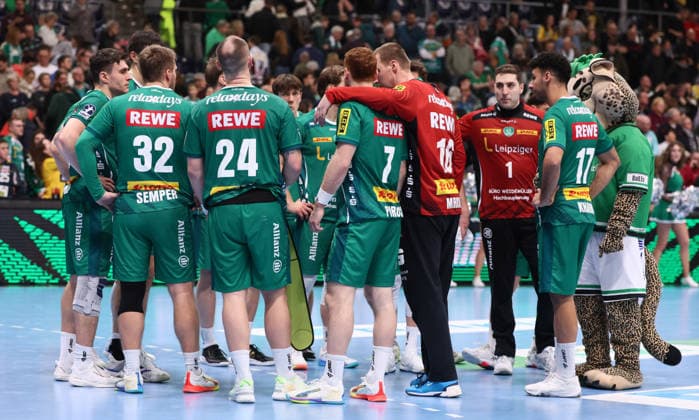 Leipzig, 27.12.2025, Arena Leipzig, Handball, Bundesliga, 19.Spieltag , SC DHfK Leipzig vs. Rhein Neckar Löwen Mannheim 26:30 (16:15) , Im Bild; Enttäuschung bei Leipzig nach dem Spiel. , Nur zur redaktionellen Nutzung. Only editorial use. , DHB HBL regulations prohibit any use of photographs as image sequences and or quasi-video. ,