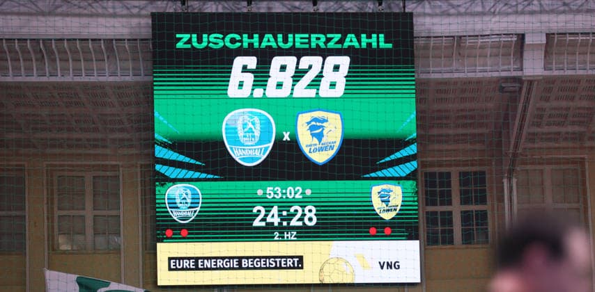 Leipzig, 27.12.2025, Arena Leipzig, Handball, Bundesliga, 19.Spieltag , SC DHfK Leipzig vs. Rhein Neckar Löwen Mannheim 26:30 (16:15) , Im Bild; Die Zuschauerzahl des Spieles an der Anzeigetafel. , Nur zur redaktionellen Nutzung. Only editorial use. , DHB HBL regulations prohibit any use of photographs as image sequences and or quasi-video. ,