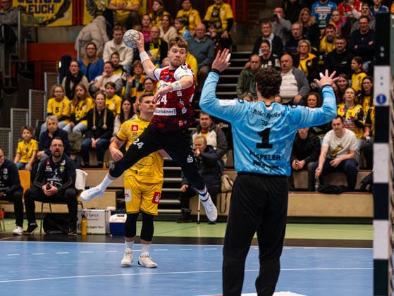 Elias Ruddatt (HSG Nordhorn Lingen, 24) beim Torwurf gegen Finn Ruespeler (HSG Krefeld Niederrhein, 01) HSG Krefeld Niederrhein vs. HSG Nordhorn-Lingen, Handball, 2. Bundesliga, 17. Spieltag, Saison 2025 2026, 28.12.2025 HSG Krefeld Niederrhein vs. HSG Nordhorn-Lingen, Handball, 2. Bundesliga, 17. Spieltag, Saison 2025 2026, 28.12.2025 Krefeld Copyright: xEibner-Pressefoto DamianxKruczynx EP_DKI