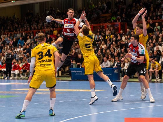 Oscar Gentzel (HSG Nordhorn Lingen, 05) beim Torwurf. Niklas Ingenpass (HSG Krefeld Niederrhein, 55) versucht zu blocken HSG Krefeld Niederrhein vs. HSG Nordhorn-Lingen, Handball, 2. Bundesliga, 17. Spieltag, Saison 2025 2026, 28.12.2025 HSG Krefeld Niederrhein vs. HSG Nordhorn-Lingen, Handball, 2. Bundesliga, 17. Spieltag, Saison 2025 2026, 28.12.2025 Krefeld Copyright: xEibner-Pressefoto DamianxKruczynx EP_DKI