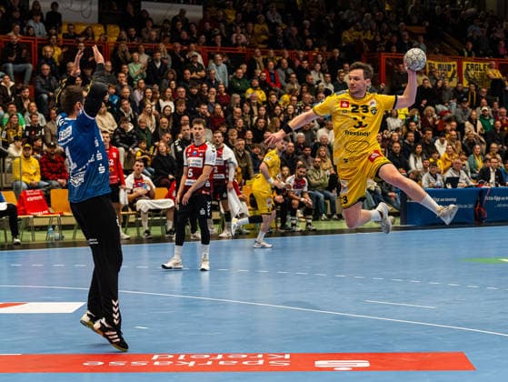 Mike Schulz (HSG Krefeld Niederrhein, 23) beim Torwurf gegen Kristian van der Merwe (HSG Nordhorn Lingen, 01) HSG Krefeld Niederrhein vs. HSG Nordhorn-Lingen, Handball, 2. Bundesliga, 17. Spieltag, Saison 2025 2026, 28.12.2025 HSG Krefeld Niederrhein vs. HSG Nordhorn-Lingen, Handball, 2. Bundesliga, 17. Spieltag, Saison 2025 2026, 28.12.2025 Krefeld Copyright: xEibner-Pressefoto DamianxKruczynx EP_DKI