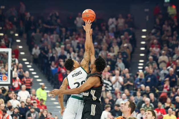 Tip Off, Urald King (Vet Concept Gladiators Trier, 20) mit David McCormack (FC Bayern Basketball, 33), GER, FC Bayern Basketball vs. Vet Concept Gladiators Trier, Basketball, easycredit Basketball Bundesliga, 11. Spieltag, Saison 2025 2026, 28.12.2025, GER, FC Bayern Basketball vs. Vet Concept Gladiators Trier, Basketball, easycredit Basketball Bundesliga, 11. Spieltag, Saison 2025 2026, 28.12.2025 Muenchen Copyright: xEibner-Pressefoto JennixMaulx EP_JML