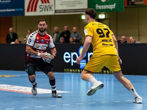Bjoern Zintel (HSG Nordhorn Lingen, 23) im Dribbling gegen Matija Mircic (HSG Krefeld Niederrhein, 97) HSG Krefeld Niederrhein vs. HSG Nordhorn-Lingen, Handball, 2. Bundesliga, 17. Spieltag, Saison 2025 2026, 28.12.2025 HSG Krefeld Niederrhein vs. HSG Nordhorn-Lingen, Handball, 2. Bundesliga, 17. Spieltag, Saison 2025 2026, 28.12.2025 Krefeld Copyright: xEibner-Pressefoto DamianxKruczynx EP_DKI
