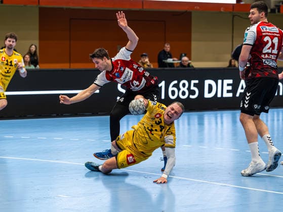 Joern Persson (HSG Krefeld Niederrhein, 34) landet nach Foul am Boden HSG Krefeld Niederrhein vs. HSG Nordhorn-Lingen, Handball, 2. Bundesliga, 17. Spieltag, Saison 2025 2026, 28.12.2025 HSG Krefeld Niederrhein vs. HSG Nordhorn-Lingen, Handball, 2. Bundesliga, 17. Spieltag, Saison 2025 2026, 28.12.2025 Krefeld Copyright: xEibner-Pressefoto DamianxKruczynx EP_DKI