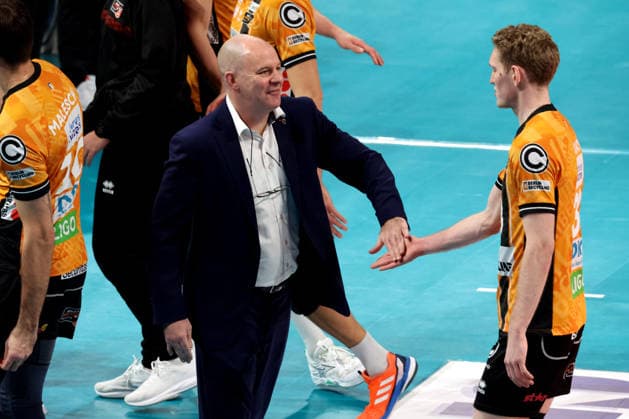 DEU, DVV, 1.VBL, BR Volleys vs. WWK Volleys Herrsching, 28.12.2025, Max-Schmeling-Halle, Berlin, DEU, DVV, 1.VBL, BR Volleys vs. WWK Volleys Herrsching, im Bild Trainer Joel Banks (BR Volleys), Fedor Ivanov (BR Volleys 33)