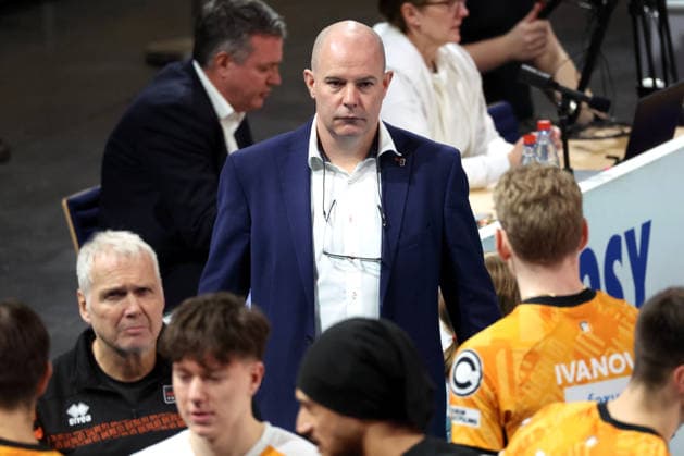 DEU, DVV, 1.VBL, BR Volleys vs. WWK Volleys Herrsching, 28.12.2025, Max-Schmeling-Halle, Berlin, DEU, DVV, 1.VBL, BR Volleys vs. WWK Volleys Herrsching, im Bild Trainer Joel Banks (BR Volleys), BR Volleys-Spielerkreis