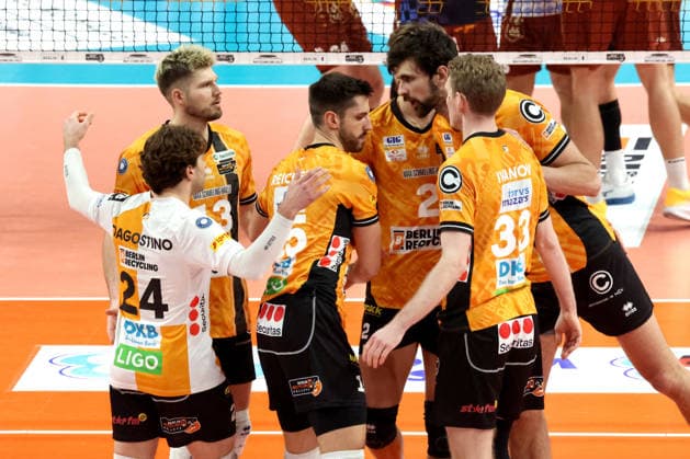 DEU, DVV, 1.VBL, BR Volleys vs. WWK Volleys Herrsching, 28.12.2025, Max-Schmeling-Halle, Berlin, DEU, DVV, 1.VBL, BR Volleys vs. WWK Volleys Herrsching, im Bild BR Volleys-Spielerkreis