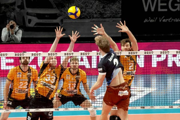 DEU, DVV, 1.VBL, BR Volleys vs. WWK Volleys Herrsching, 28.12.2025, Max-Schmeling-Halle, Berlin, DEU, DVV, 1.VBL, BR Volleys vs. WWK Volleys Herrsching, im Bild Fedor Ivanov (BR Volleys 33), Ruben Schott (BR Volleys 13), Matthew Knigge (BR Volleys 2), BASTIAN KORRECK (Herrsching 2)