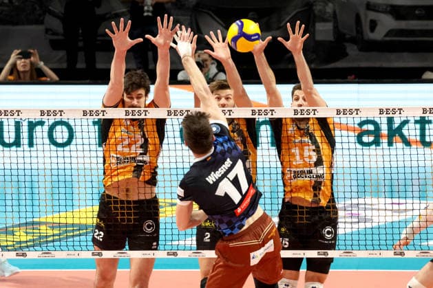 DEU, DVV, 1.VBL, BR Volleys vs. WWK Volleys Herrsching, 28.12.2025, Max-Schmeling-Halle, Berlin, DEU, DVV, 1.VBL, BR Volleys vs. WWK Volleys Herrsching, im Bild Jake Hanes (BR Volleys 22), Matthew Knigge (BR Volleys 2), Moritz Reichert (BR Volleys 15), JANNES WIESNER (Herrsching 17)