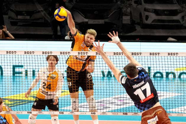 DEU, DVV, 1.VBL, BR Volleys vs. WWK Volleys Herrsching, 28.12.2025, Max-Schmeling-Halle, Berlin, DEU, DVV, 1.VBL, BR Volleys vs. WWK Volleys Herrsching, im Bild Ruben Schott (BR Volleys 13), Kyle Dagostino (BR Volleys 24), JANNES WIESNER (Herrsching 17)