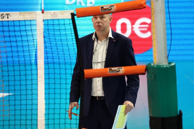 DEU, DVV, 1.VBL, BR Volleys vs. WWK Volleys Herrsching, 28.12.2025, Max-Schmeling-Halle, Berlin, DEU, DVV, 1.VBL, BR Volleys vs. WWK Volleys Herrsching, im Bild Trainer Joel Banks (BR Volleys)