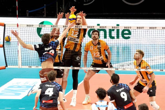 DEU, DVV, 1.VBL, BR Volleys vs. WWK Volleys Herrsching, 28.12.2025, Max-Schmeling-Halle, Berlin, DEU, DVV, 1.VBL, BR Volleys vs. WWK Volleys Herrsching, im Bild Fedor Ivanov (BR Volleys 33), Florian Krage-Brewitz (BR Volleys 12), Jake Hanes (BR Volleys 22), LAURENZ WELSCH (Herrsching 12)