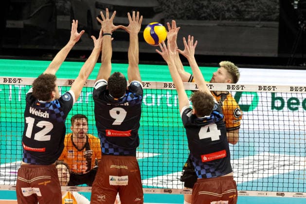 DEU, DVV, 1.VBL, BR Volleys vs. WWK Volleys Herrsching, 28.12.2025, Max-Schmeling-Halle, Berlin, DEU, DVV, 1.VBL, BR Volleys vs. WWK Volleys Herrsching, im Bild Ruben Schott (BR Volleys 13), LAURENZ WELSCH (Herrsching 12), GUSTAVO OSCAR BRYAN AVILA (Herrsching 9), MORITZ GAERTNER (Herrsching 4)