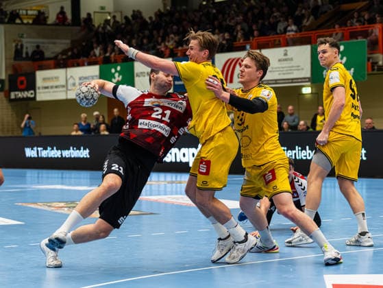 Mika Sajenev (HSG Nordhorn Lingen, 21) beim Torwurf. Niklas Ingenpass (HSG Krefeld Niederrhein, 55) und Lars Jagieniak (HSG Krefeld Niederrhein, 33) versuchen ihn zu verteidigen HSG Krefeld Niederrhein vs. HSG Nordhorn-Lingen, Handball, 2. Bundesliga, 17. Spieltag, Saison 2025 2026, 28.12.2025 HSG Krefeld Niederrhein vs. HSG Nordhorn-Lingen, Handball, 2. Bundesliga, 17. Spieltag, Saison 2025 2026, 28.12.2025 Krefeld Copyright: xEibner-Pressefoto DamianxKruczynx EP_DKI
