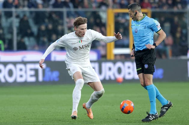 SCOTT McTOMINAY, Napoli, MAURIZIO MARIANI, Arbitro, Referee, Serie A, 2025-26, Cremonese vs Napoli 0-2, 28-12-2025, Contrasto, Action SERIE A 2025-26 CREMONESE-NAPOLI 0-2