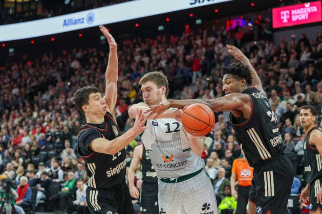 Marten Linssen (Vet Concept Gladiators Trier, 12) mit Vladimir Lucic (FC Bayern Basketball, 11) und David McCormack (FC Bayern Basketball, 33), GER, FC Bayern Basketball vs. Vet Concept Gladiators Trier, Basketball, easycredit Basketball Bundesliga, 11. Spieltag, Saison 2025 2026, 28.12.2025, GER, FC Bayern Basketball vs. Vet Concept Gladiators Trier, Basketball, easycredit Basketball Bundesliga, 11. Spieltag, Saison 2025 2026, 28.12.2025 Muenchen Copyright: xEibner-Pressefoto JennixMaulx EP_JML