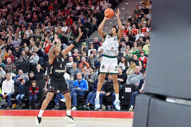 Urald King (Vet Concept Gladiators Trier, 20) mit Ball mit Xavier Rathan-Mayes (FC Bayern Basketball, 04), GER, FC Bayern Basketball vs. Vet Concept Gladiators Trier, Basketball, easycredit Basketball Bundesliga, 11. Spieltag, Saison 2025 2026, 28.12.2025, GER, FC Bayern Basketball vs. Vet Concept Gladiators Trier, Basketball, easycredit Basketball Bundesliga, 11. Spieltag, Saison 2025 2026, 28.12.2025 Muenchen Copyright: xEibner-Pressefoto JennixMaulx EP_JML