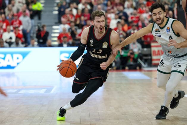 Andreas Obst (FC Bayern Basketball, 13) mit Ball mit Clay Guillozet (Vet Concept Gladiators Trier, 04), GER, FC Bayern Basketball vs. Vet Concept Gladiators Trier, Basketball, easycredit Basketball Bundesliga, 11. Spieltag, Saison 2025 2026, 28.12.2025, GER, FC Bayern Basketball vs. Vet Concept Gladiators Trier, Basketball, easycredit Basketball Bundesliga, 11. Spieltag, Saison 2025 2026, 28.12.2025 Muenchen Copyright: xEibner-Pressefoto JennixMaulx EP_JML