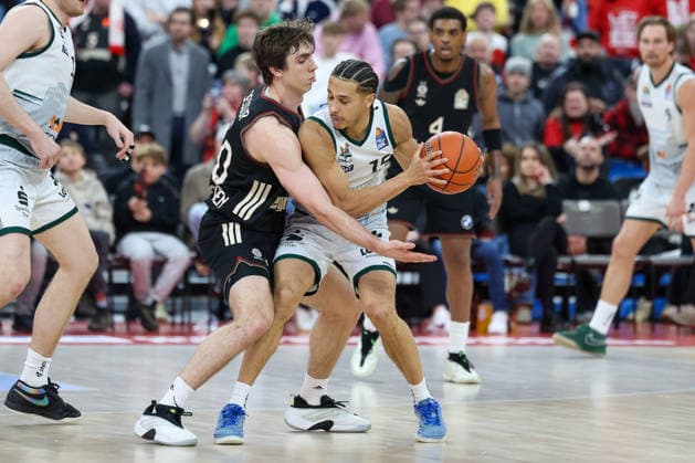 Justinian Jessup (FC Bayern Basketball, 10) mit Jordan Roland (Vet Concept Gladiators Trier, 15), GER, FC Bayern Basketball vs. Vet Concept Gladiators Trier, Basketball, easycredit Basketball Bundesliga, 11. Spieltag, Saison 2025 2026, 28.12.2025, GER, FC Bayern Basketball vs. Vet Concept Gladiators Trier, Basketball, easycredit Basketball Bundesliga, 11. Spieltag, Saison 2025 2026, 28.12.2025 Muenchen Copyright: xEibner-Pressefoto JennixMaulx EP_JML