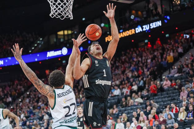Oscar da Silva (FC Bayern Basketball, 01) mit Nolan Adekunle (Vet Concept Gladiators Trier, 22), GER, FC Bayern Basketball vs. Vet Concept Gladiators Trier, Basketball, easycredit Basketball Bundesliga, 11. Spieltag, Saison 2025 2026, 28.12.2025, GER, FC Bayern Basketball vs. Vet Concept Gladiators Trier, Basketball, easycredit Basketball Bundesliga, 11. Spieltag, Saison 2025 2026, 28.12.2025 Muenchen Copyright: xEibner-Pressefoto JennixMaulx EP_JML