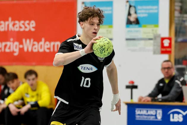 Kalle Gaugisch (Germany) kontrolliert den Ball, Merzig Cup Halbfinale, Germany vs Slovenia, Thiels Park Sporthalle am 29. December 2025 in Merzig, Deutschland. (Foto von Marco Steinbrenner DeFodi Images) Kalle Gaugisch (Germany) controls the ball, Merzig Cup Halbfinale, Germany vs Slovenia, Thiels Park Sporthalle, December 29, 2025 in Merzig, Germany. (Photo by Marco Steinbrenner DeFodi Images) -