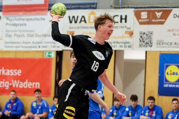 Moritz Detlefsen (Germany) kontrolliert den Ball, Merzig Cup Halbfinale, Germany vs Slovenia, Thiels Park Sporthalle am 29. December 2025 in Merzig, Deutschland. (Foto von Marco Steinbrenner DeFodi Images) Moritz Detlefsen (Germany) controls the ball, Merzig Cup Halbfinale, Germany vs Slovenia, Thiels Park Sporthalle, December 29, 2025 in Merzig, Germany. (Photo by Marco Steinbrenner DeFodi Images) -
