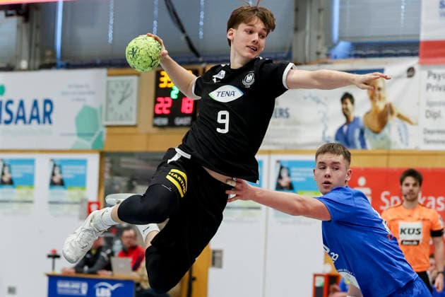 Jasper Anschuetz (Germany) und Rok Blagus (Slovenia) kaempfen um den Ball, Merzig Cup Halbfinale, Germany vs Slovenia, Thiels Park Sporthalle am 29. December 2025 in Merzig, Deutschland. (Foto von Marco Steinbrenner DeFodi Images) Jasper Anschuetz (Germany) und Rok Blagus (Slovenia) battle for the ball, Merzig Cup Halbfinale, Germany vs Slovenia, Thiels Park Sporthalle, December 29, 2025 in Merzig, Germany. (Photo by Marco Steinbrenner DeFodi Images) -