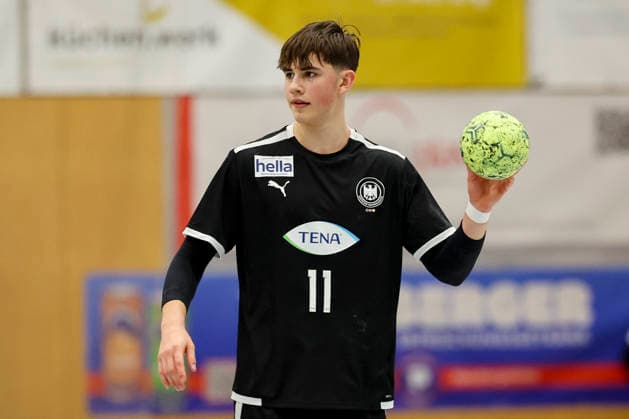 Finn Meissner (Germany) kontrolliert den Ball, Merzig Cup Halbfinale, Germany vs Slovenia, Thiels Park Sporthalle am 29. December 2025 in Merzig, Deutschland. (Foto von Marco Steinbrenner DeFodi Images) Finn Meissner (Germany) controls the ball, Merzig Cup Halbfinale, Germany vs Slovenia, Thiels Park Sporthalle, December 29, 2025 in Merzig, Germany. (Photo by Marco Steinbrenner DeFodi Images) -
