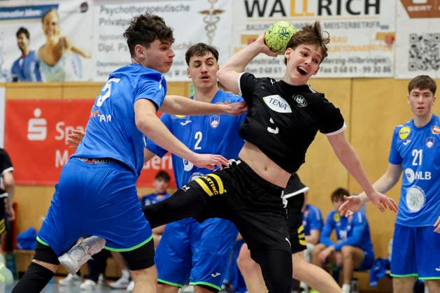 Nele Meznarsic (Slovenia), Tjas Erculj (Slovenia) und Jasper Anschuetz (Germany) kaempfen um den Ball, Merzig Cup Halbfinale, Germany vs Slovenia, Thiels Park Sporthalle am 29. December 2025 in Merzig, Deutschland. (Foto von Marco Steinbrenner DeFodi Images) Nele Meznarsic (Slovenia), Tjas Erculj (Slovenia) und Jasper Anschuetz (Germany) battle for the ball, Merzig Cup Halbfinale, Germany vs Slovenia, Thiels Park Sporthalle, December 29, 2025 in Merzig, Germany. (Photo by Marco Steinbrenner DeFodi Images) -
