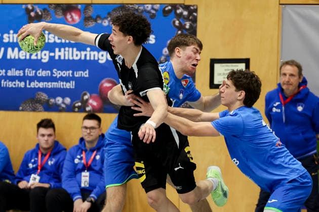 Elvis Ernesto Kretzschmar (Germany), Rok Blagus (Slovenia) und Nele Meznarsic (Slovenia) kaempfen um den Ball, Merzig Cup Halbfinale, Germany vs Slovenia, Thiels Park Sporthalle am 29. December 2025 in Merzig, Deutschland. (Foto von Marco Steinbrenner DeFodi Images) Elvis Ernesto Kretzschmar (Germany), Rok Blagus (Slovenia) und Nele Meznarsic (Slovenia) battle for the ball, Merzig Cup Halbfinale, Germany vs Slovenia, Thiels Park Sporthalle, December 29, 2025 in Merzig, Germany. (Photo by Marco Steinbrenner DeFodi Images) -