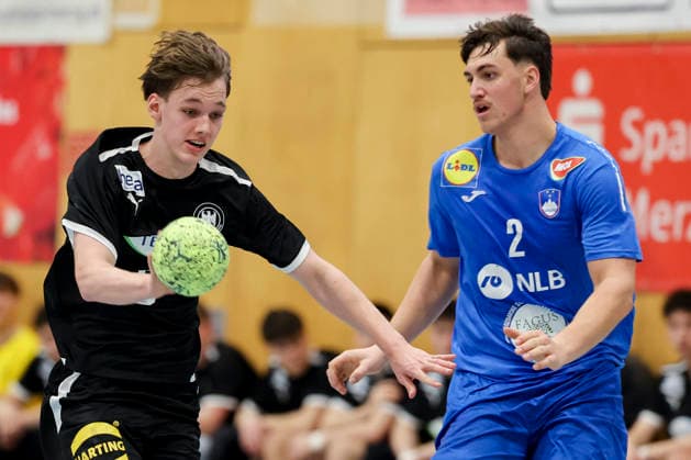Jasper Anschuetz (Germany) und Tjas Erculj (Slovenia) kaempfen um den Ball, Merzig Cup Halbfinale, Germany vs Slovenia, Thiels Park Sporthalle am 29. December 2025 in Merzig, Deutschland. (Foto von Marco Steinbrenner DeFodi Images) Jasper Anschuetz (Germany) und Tjas Erculj (Slovenia) battle for the ball, Merzig Cup Halbfinale, Germany vs Slovenia, Thiels Park Sporthalle, December 29, 2025 in Merzig, Germany. (Photo by Marco Steinbrenner DeFodi Images) -