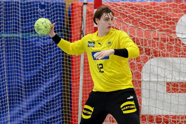 Torhueter Tjorven Knackstedt (Germany) kontrolliert den Ball, Merzig Cup Halbfinale, Germany vs Slovenia, Thiels Park Sporthalle am 29. December 2025 in Merzig, Deutschland. (Foto von Marco Steinbrenner DeFodi Images) Torhueter Tjorven Knackstedt (Germany) controls the ball, Merzig Cup Halbfinale, Germany vs Slovenia, Thiels Park Sporthalle, December 29, 2025 in Merzig, Germany. (Photo by Marco Steinbrenner DeFodi Images) -