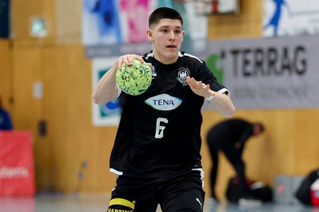 Mats Brigzinsky (Germany) kontrolliert den Ball, Merzig Cup Halbfinale, Germany vs Slovenia, Thiels Park Sporthalle am 29. December 2025 in Merzig, Deutschland. (Foto von Marco Steinbrenner DeFodi Images) Mats Brigzinsky (Germany) controls the ball, Merzig Cup Halbfinale, Germany vs Slovenia, Thiels Park Sporthalle, December 29, 2025 in Merzig, Germany. (Photo by Marco Steinbrenner DeFodi Images) -