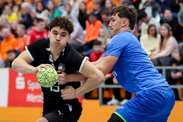 Leo Nowak (Germany) und Tjas Erculj (Slovenia) kaempfen um den Ball, Merzig Cup Halbfinale, Germany vs Slovenia, Thiels Park Sporthalle am 29. December 2025 in Merzig, Deutschland. (Foto von Marco Steinbrenner DeFodi Images) Leo Nowak (Germany) und Tjas Erculj (Slovenia) battle for the ball, Merzig Cup Halbfinale, Germany vs Slovenia, Thiels Park Sporthalle, December 29, 2025 in Merzig, Germany. (Photo by Marco Steinbrenner DeFodi Images) -