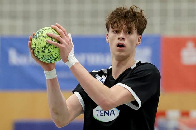 Kalle Gaugisch (Germany) kontrolliert den Ball, Merzig Cup Halbfinale, Germany vs Slovenia, Thiels Park Sporthalle am 29. December 2025 in Merzig, Deutschland. (Foto von Marco Steinbrenner DeFodi Images) Kalle Gaugisch (Germany) controls the ball, Merzig Cup Halbfinale, Germany vs Slovenia, Thiels Park Sporthalle, December 29, 2025 in Merzig, Germany. (Photo by Marco Steinbrenner DeFodi Images) -