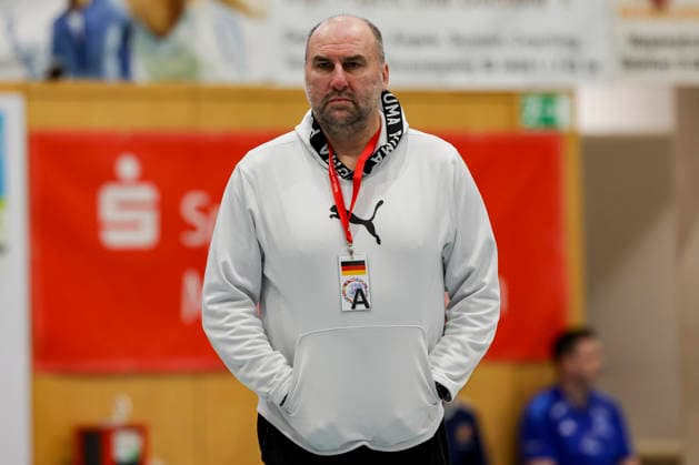 Bundestrainer Erik Wudtke (Germany) schaut, Merzig Cup Finale, Germany vs Iceland, Thiels Park Sporthalle am 29. December 2025 in Merzig, Deutschland. (Foto von Marco Steinbrenner DeFodi Images) Bundestrainer Erik Wudtke (Germany) looks on, Merzig Cup Finale, Germany vs Iceland, Thiels Park Sporthalle, December 29, 2025 in Merzig, Germany. (Photo by Marco Steinbrenner DeFodi Images) -