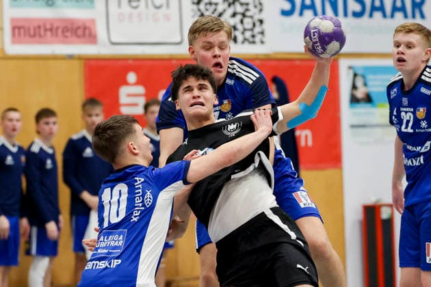 Anton Frans Sigurdsson (Iceland), Julius Poethke (Germany) und Omar Darri Sigurgeirsson (Iceland) kaempfen um den Ball, Merzig Cup Finale, Germany vs Iceland, Thiels Park Sporthalle am 29. December 2025 in Merzig, Deutschland. (Foto von Marco Steinbrenner DeFodi Images) Anton Frans Sigurdsson (Iceland), Julius Poethke (Germany) und Omar Darri Sigurgeirsson (Iceland) battle for the ball, Merzig Cup Finale, Germany vs Iceland, Thiels Park Sporthalle, December 29, 2025 in Merzig, Germany. (Photo by Marco Steinbrenner DeFodi Images) -