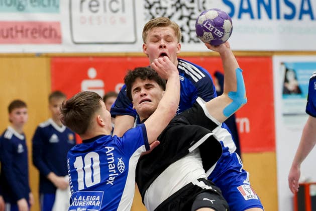 Anton Frans Sigurdsson (Iceland), Julius Poethke (Germany) und Omar Darri Sigurgeirsson (Iceland) kaempfen um den Ball, Merzig Cup Finale, Germany vs Iceland, Thiels Park Sporthalle am 29. December 2025 in Merzig, Deutschland. (Foto von Marco Steinbrenner DeFodi Images) Anton Frans Sigurdsson (Iceland), Julius Poethke (Germany) und Omar Darri Sigurgeirsson (Iceland) battle for the ball, Merzig Cup Finale, Germany vs Iceland, Thiels Park Sporthalle, December 29, 2025 in Merzig, Germany. (Photo by Marco Steinbrenner DeFodi Images) -