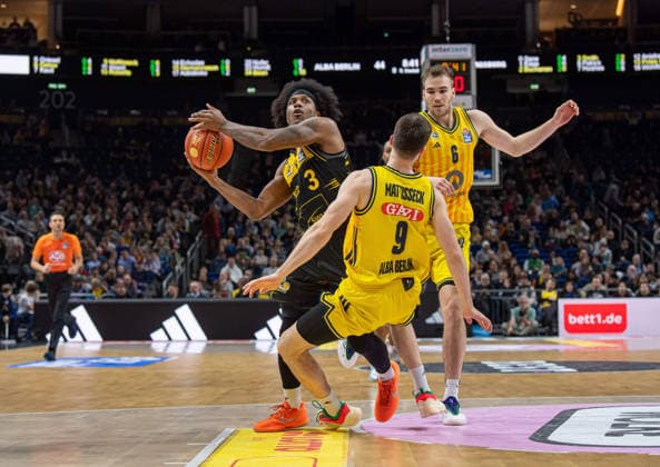 Basketball, Herren, Saison 2025 2026, easyCredit BBL (1. Spieltag, Nachholspiel), Alba Berlin - MHP Riesen Ludwigsburg, v.l. Stefan Smith (Ludwigsburg), Jonas Mattiseck (Alba), Malte Delow (Alba), 29.12.2025, Copyright: xSebastianxRäppold MatthiasxKochx