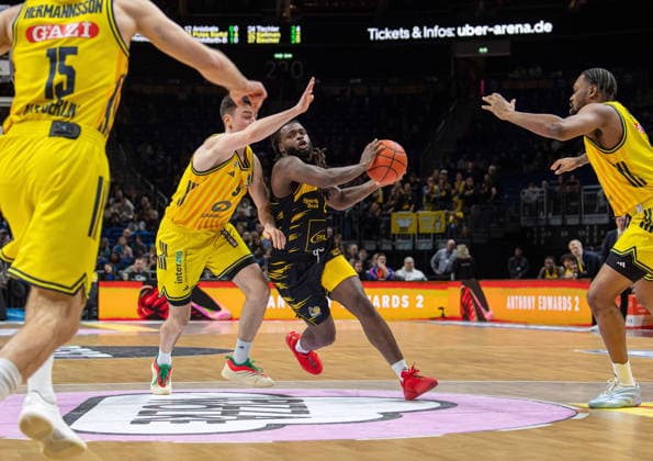 Basketball, Herren, Saison 2025 2026, easyCredit BBL (1. Spieltag, Nachholspiel), Alba Berlin - MHP Riesen Ludwigsburg, v.l. Martin Hermannsson (Alba), Jonas Mattiseck (Alba), Traveon Buchanan (Ludwigsburg), J wan Roberts (Alba), 29.12.2025, Copyright: xSebastianxRäppold MatthiasxKochx