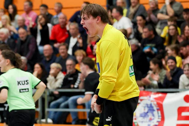 Torhueter Tjorven Knackstedt (Germany) jubelt, Merzig Cup Finale, Germany vs Iceland, Thiels Park Sporthalle am 29. December 2025 in Merzig, Deutschland. (Foto von Marco Steinbrenner DeFodi Images) Torhueter Tjorven Knackstedt (Germany) cheers, Merzig Cup Finale, Germany vs Iceland, Thiels Park Sporthalle, December 29, 2025 in Merzig, Germany. (Photo by Marco Steinbrenner DeFodi Images) -
