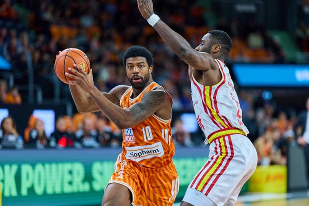 Zweikampf, Duell zwischen Malik Osborne (ratiopharm ulm, 10) und Eddy Edigin (Fitness First Wuerzburg Baskets, 27) GER, ratiopharm ulm vs. Fitness First Wuerzburg Baskets, Basketball, 13. Spieltag, EasyCredit Bundesliga, Spielzeit 2025 2026, 29.12.2025 GER, ratiopharm ulm vs. Fitness First Wuerzburg Baskets, Basketball, 13. Spieltag, EasyCredit Bundesliga, Spielzeit 2025 2026, 29.12.2025 Neu-Ulm Copyright: xEibner-Pressefoto GeraldxOelze-dexStoppanyx EP_ODS