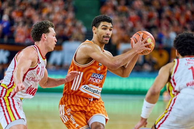Zweikampf, Duell zwischen Brae Ivey (Fitness First Wuerzburg Baskets, 11), Mark Smith (ratiopharm ulm, 13), rechts Davion Mintz (Fitness First Wuerzburg Baskets, 10) GER, ratiopharm ulm vs. Fitness First Wuerzburg Baskets, Basketball, 13. Spieltag, EasyCredit Bundesliga, Spielzeit 2025 2026, 29.12.2025 GER, ratiopharm ulm vs. Fitness First Wuerzburg Baskets, Basketball, 13. Spieltag, EasyCredit Bundesliga, Spielzeit 2025 2026, 29.12.2025 Neu-Ulm Copyright: xEibner-Pressefoto GeraldxOelze-dexStoppanyx EP_ODS