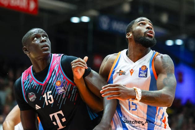 Kur Jongkuch (Telekom Baskets Bonn, 15) Zweikampf, Duell, Kampf Naz Bohannon (Science City Jena, 15), Science City Jena vs. Telekom Baskets Bonn, Basketball, easycredit Basketball Bundesliga, 13. Spieltag, Saison 2025 2026, 29.12.2025, Science City Jena vs. Telekom Baskets Bonn, Basketball, easycredit Basketball Bundesliga, 13. Spieltag, Saison 2025 2026, 29.12.2025 Jena Copyright: xEibner-Pressefoto LauraxRoemerx EP_LRR