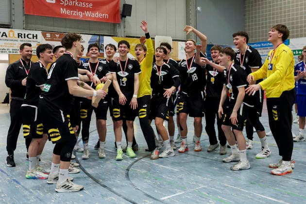 Lennart Koesters (Germany), Bundestrainer Erik Wudtke (Germany), Kim Hueter (Germany), Torhueter Tjorven Knackstedt (Germany), Piet Hahn (Germany), Finn Meissner (Germany), Julius Poethke (Germany), Jasper Anschuetz (Germany), Mats Brigzinsky (Germany), Tim Bennet Thielicke (Germany), Kalle Gaugisch (Germany), Elvis Ernesto Kretzschmar (Germany), Leo Nowak (Germany), Friedrich Henselek (Germany), Finn Schultz (Germany), Leonard Volk (Germany), Moritz Detlefsen (Germany) und Anton Hahn (Germany) jubeln, Merzig Cup Finale, Germany vs Iceland, Thiels Park Sporthalle am 29. December 2025 in Merzig, Deutschland. (Foto von Marco Steinbrenner DeFodi Images) Lennart Koesters (Germany), Bundestrainer Erik Wudtke (Germany), Kim Hueter (Germany), Torhueter Tjorven Knackstedt (Germany), Piet Hahn (Germany), Finn Meissner (Germany), Julius Poethke (Germany), Jasper Anschuetz (Germany), Mats Brigzinsky (Germany), Tim Bennet Thielicke (Germany), Kalle Gaugisch (Germany), Elvis Ernesto Kretzschmar (Germany), Leo Nowak (Germany), Friedrich Henselek (Germany), Finn Schultz (Germany), Leonard Volk (Germany), Moritz Detlefsen (Germany) und Anton Hahn (Germany) cheer, Merzig Cup Finale, Germany vs Iceland, Thiels Park Sporthalle, December 29, 2025 in Merzig, Germany. (Photo by Marco Steinbrenner DeFodi Images) -
