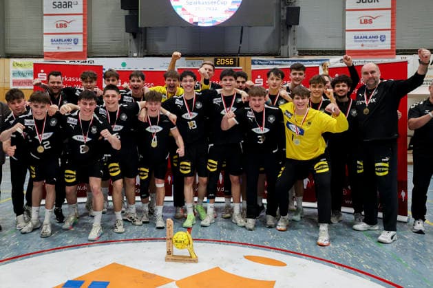Lennart Koesters (Germany), Bundestrainer Erik Wudtke (Germany), Kim Hueter (Germany), Torhueter Tjorven Knackstedt (Germany), Piet Hahn (Germany), Finn Meissner (Germany), Julius Poethke (Germany), Jasper Anschuetz (Germany), Mats Brigzinsky (Germany), Tim Bennet Thielicke (Germany), Kalle Gaugisch (Germany), Elvis Ernesto Kretzschmar (Germany), Leo Nowak (Germany), Friedrich Henselek (Germany), Finn Schultz (Germany), Leonard Volk (Germany), Moritz Detlefsen (Germany) und Anton Hahn (Germany) jubeln, Merzig Cup Finale, Germany vs Iceland, Thiels Park Sporthalle am 29. December 2025 in Merzig, Deutschland. (Foto von Marco Steinbrenner DeFodi Images) Lennart Koesters (Germany), Bundestrainer Erik Wudtke (Germany), Kim Hueter (Germany), Torhueter Tjorven Knackstedt (Germany), Piet Hahn (Germany), Finn Meissner (Germany), Julius Poethke (Germany), Jasper Anschuetz (Germany), Mats Brigzinsky (Germany), Tim Bennet Thielicke (Germany), Kalle Gaugisch (Germany), Elvis Ernesto Kretzschmar (Germany), Leo Nowak (Germany), Friedrich Henselek (Germany), Finn Schultz (Germany), Leonard Volk (Germany), Moritz Detlefsen (Germany) und Anton Hahn (Germany) cheer, Merzig Cup Finale, Germany vs Iceland, Thiels Park Sporthalle, December 29, 2025 in Merzig, Germany. (Photo by Marco Steinbrenner DeFodi Images) -