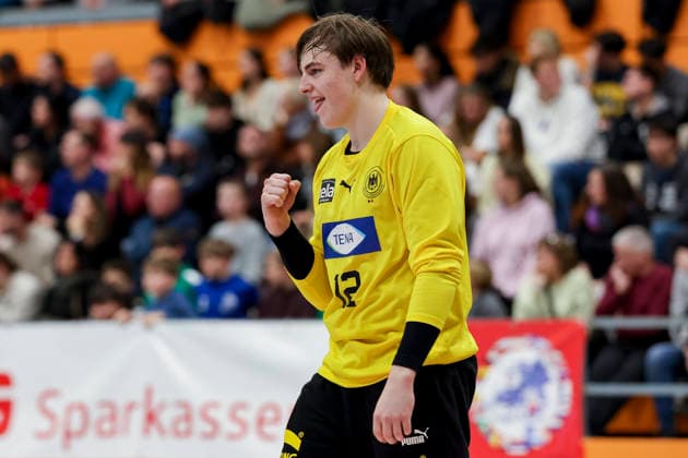 Torhueter Tjorven Knackstedt (Germany) jubelt, Merzig Cup Finale, Germany vs Iceland, Thiels Park Sporthalle am 29. December 2025 in Merzig, Deutschland. (Foto von Marco Steinbrenner DeFodi Images) Torhueter Tjorven Knackstedt (Germany) cheers, Merzig Cup Finale, Germany vs Iceland, Thiels Park Sporthalle, December 29, 2025 in Merzig, Germany. (Photo by Marco Steinbrenner DeFodi Images) -