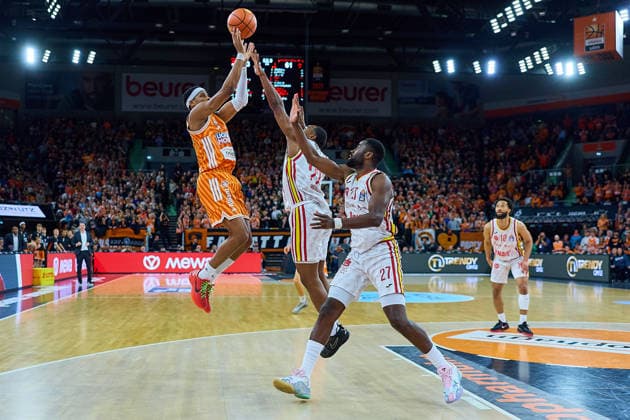 Sprungwurf von Justin Simon (ratiopharm ulm, 15) gegen Jonathan Stove (Fitness First Wuerzburg Baskets, 22) und Eddy Edigin (Fitness First Wuerzburg Baskets, 27) GER, ratiopharm ulm vs. Fitness First Wuerzburg Baskets, Basketball, 13. Spieltag, EasyCredit Bundesliga, Spielzeit 2025 2026, 29.12.2025 GER, ratiopharm ulm vs. Fitness First Wuerzburg Baskets, Basketball, 13. Spieltag, EasyCredit Bundesliga, Spielzeit 2025 2026, 29.12.2025 Neu-Ulm Copyright: xEibner-Pressefoto GeraldxOelze-dexStoppanyx EP_ODS