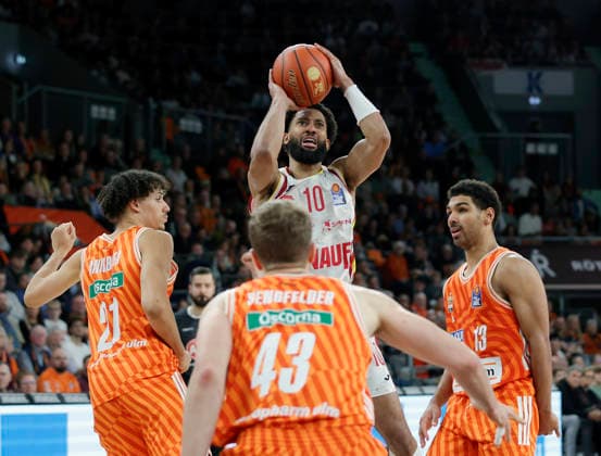 Im Bild: v.li. Alec Anigbata (ratiopharm Ulm, 21), links im Bild und Mark Smith (ratiopharm Ulm, 13), rechts, gegen Davion Mintz (Wuerzburg Baskets, 10) am Ball 29.12.2025, ratiopharm Ulm - Fitness First Wuerzburg Baskets, easyCredit BBL, 13. Spieltag, Deutschland, Ulm, ratiopharm Arena, Copyright: HMBxMedia xJulienxBecker