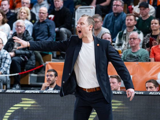 Christian Held (Head Coach, RASTA Vechta) gibt Anweisungen Rasta Vechta vs. EWE Baskets Oldenburg, Basketball, easyCredit Basketball Bundesliga, 13. Spieltag, Saison 2025 2026, 29.12.2025 Rasta Vechta vs. EWE Baskets Oldenburg, Basketball, easyCredit Basketball Bundesliga, 13. Spieltag, Saison 2025 2026, 29.12.2025 Vechta Copyright: xEibner-Pressefoto DamianxKruczynx EP_DKI
